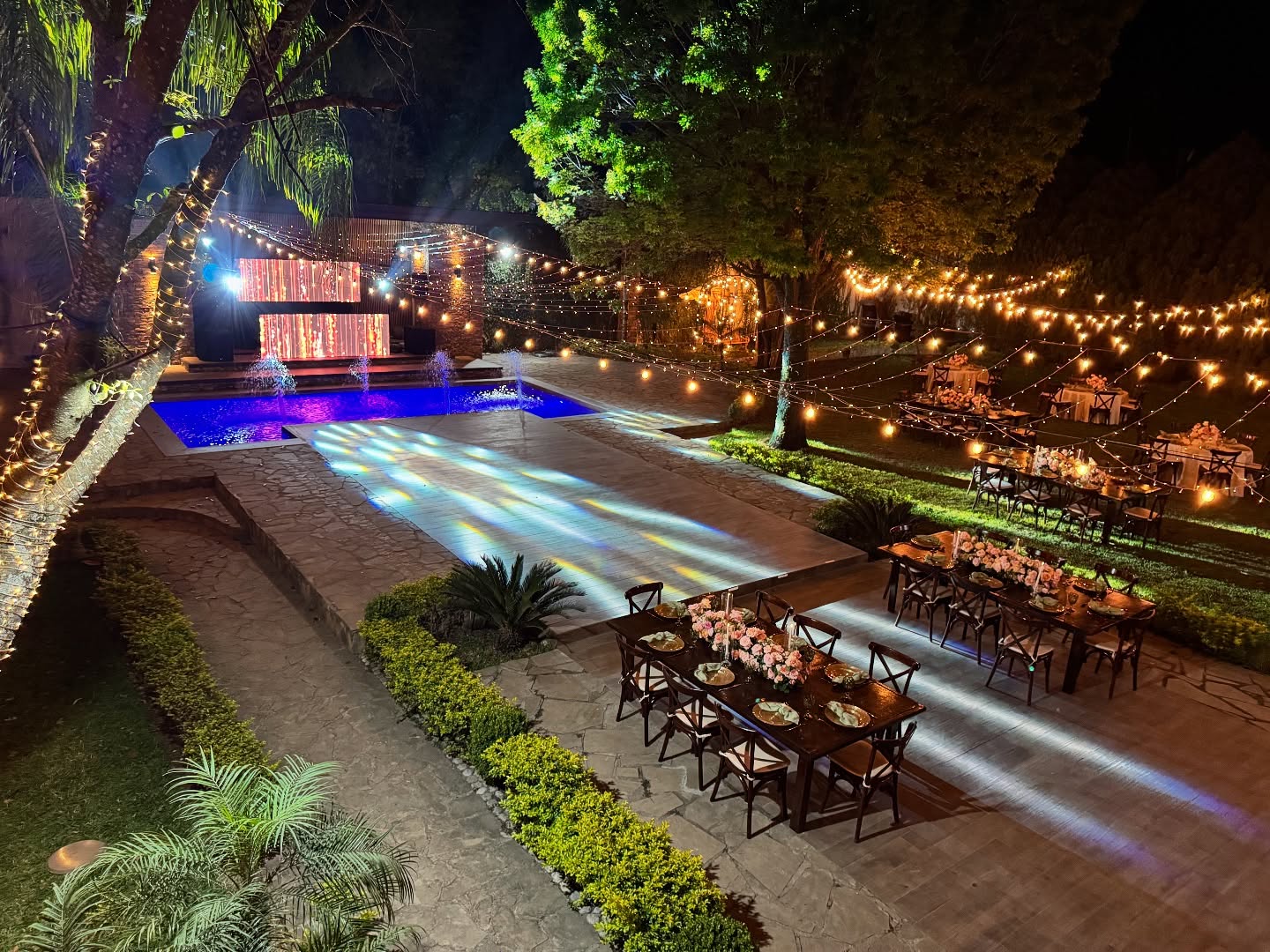 Alberca iluminada de noche