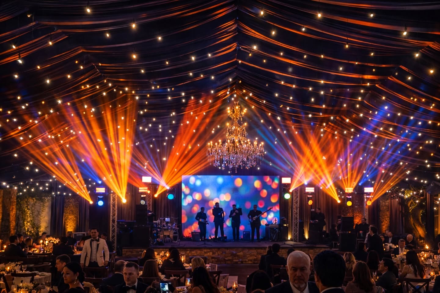 Cena elegante bajo la terraza techada