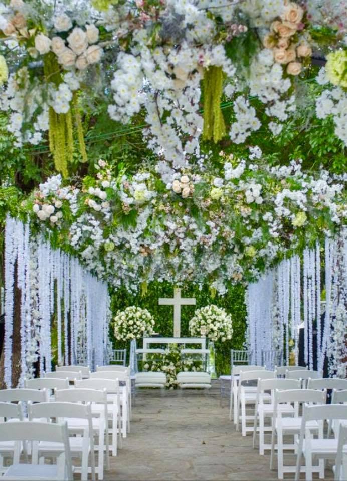 Altar cubierto de flores blancas