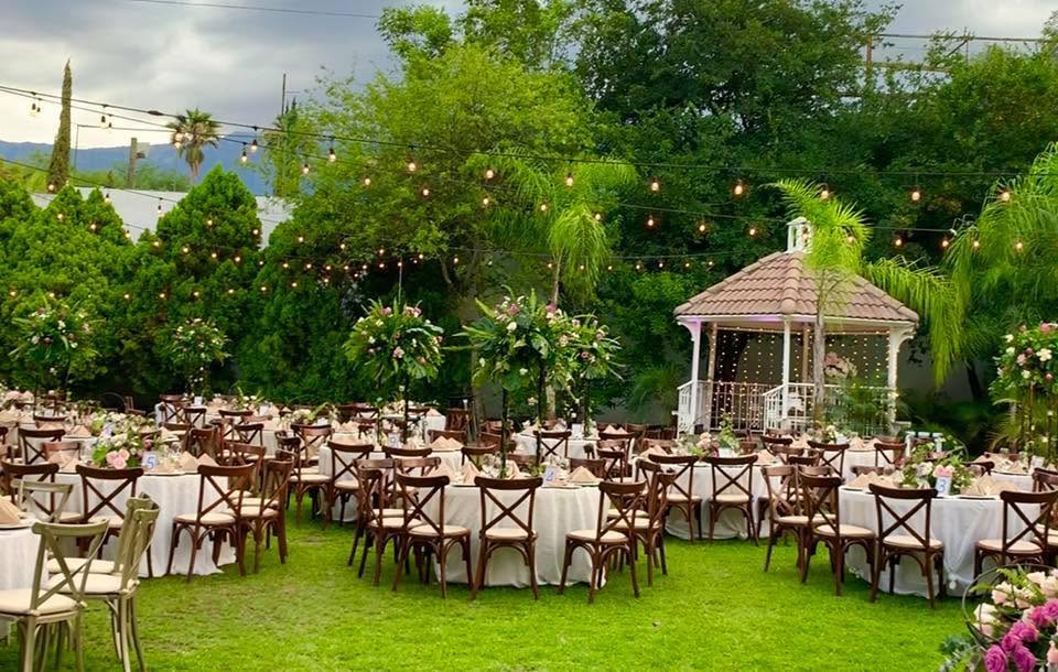 Banquete en el jardín arbolado