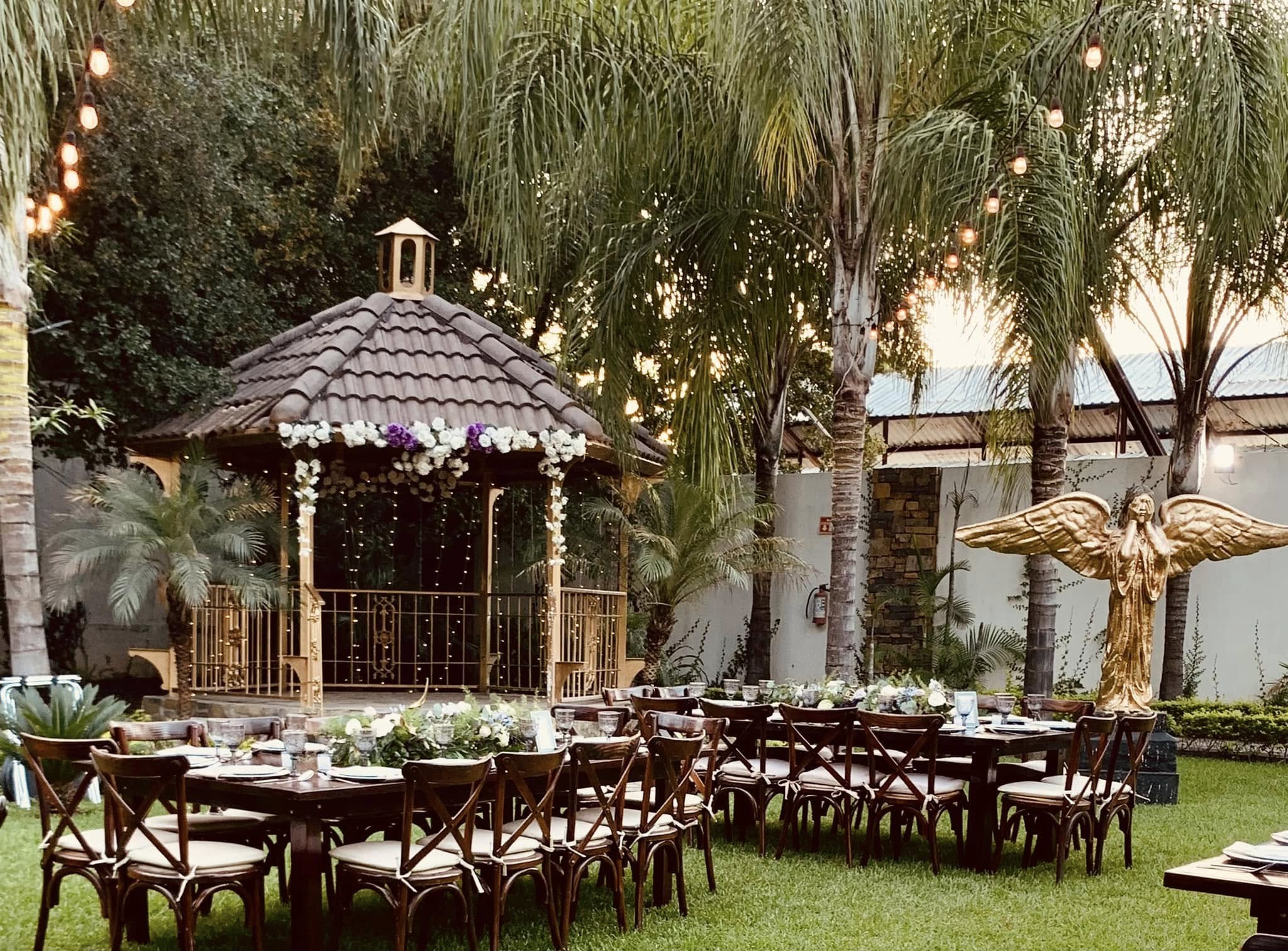 Kiosco del jardín iluminado