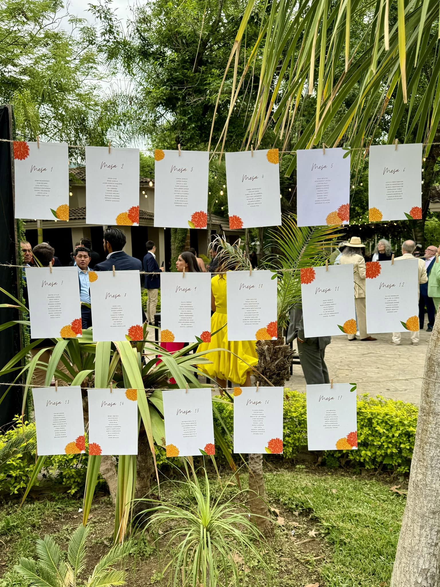 Tarjetas de asignación de mesas colgadas entre los árboles