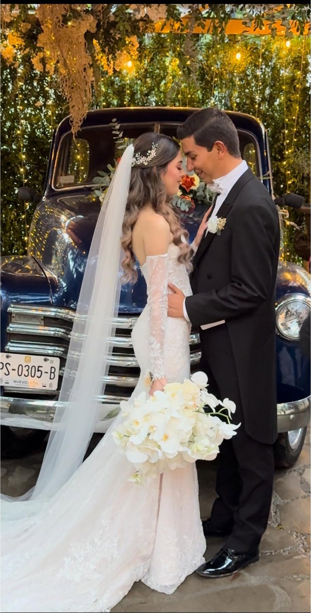 Novios frente a la camioneta clásica