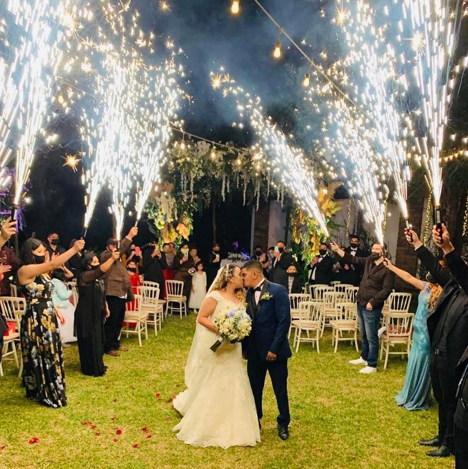 Salida de los novios entre luces de bengala
