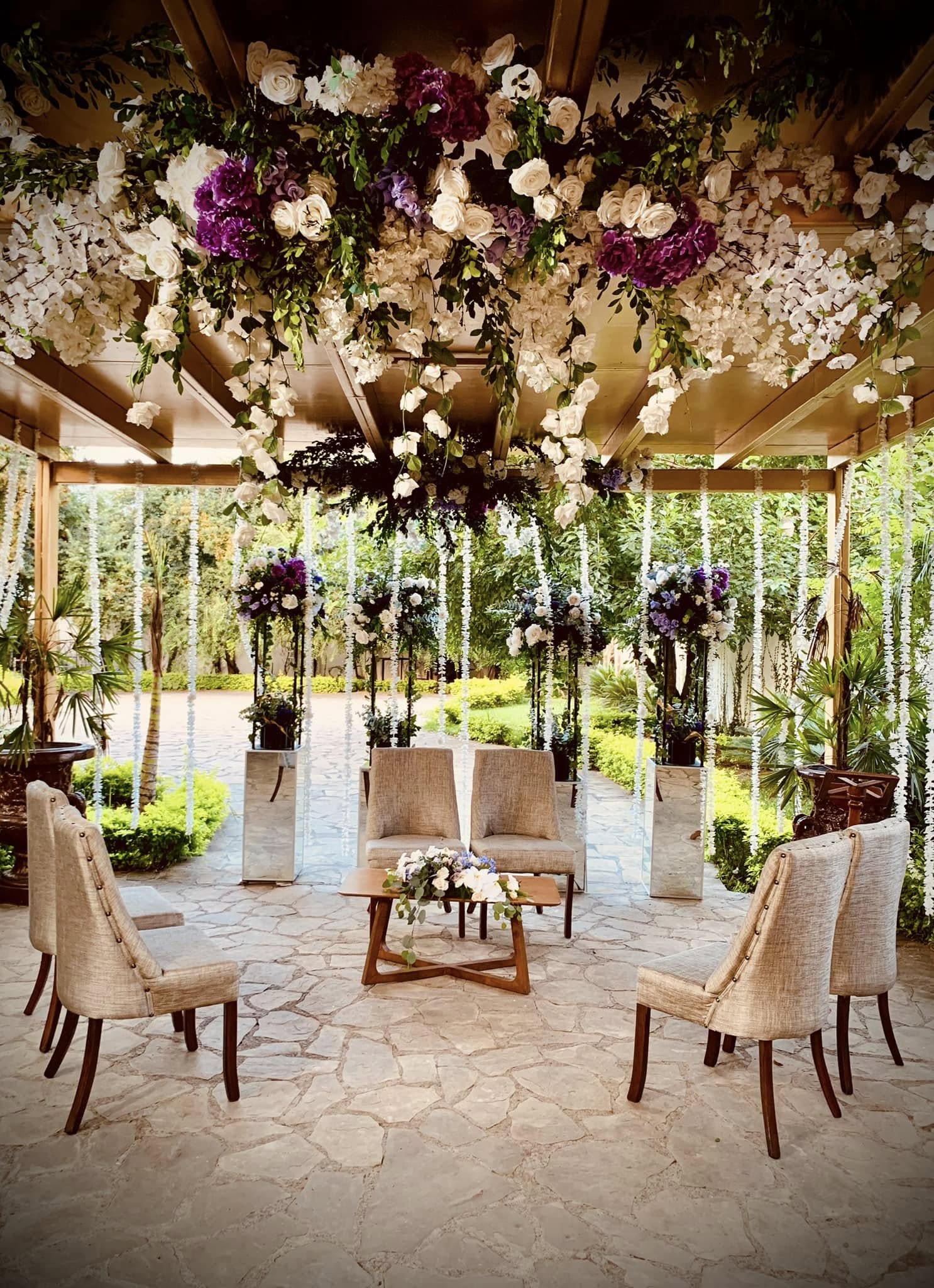 Terraza decorada con arreglos florales